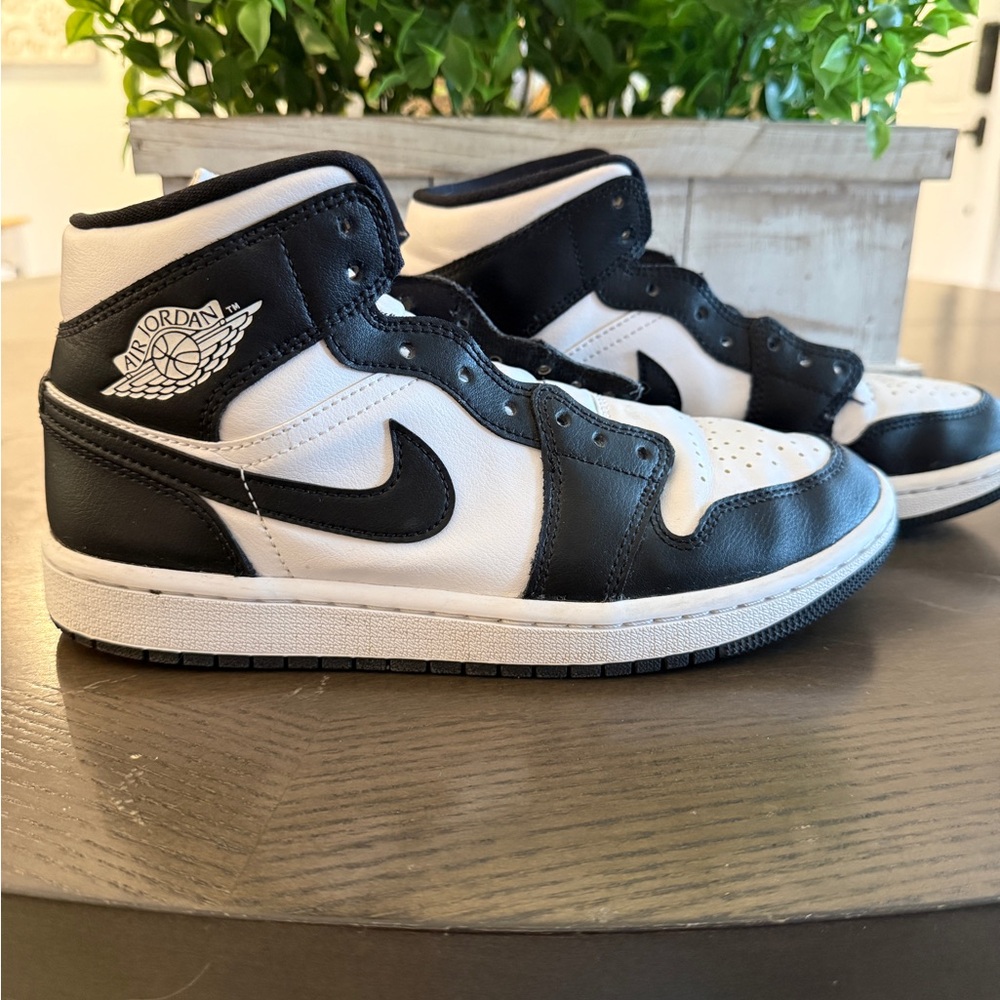 Air Jordan 1 Mid-Sneaker Black and White
